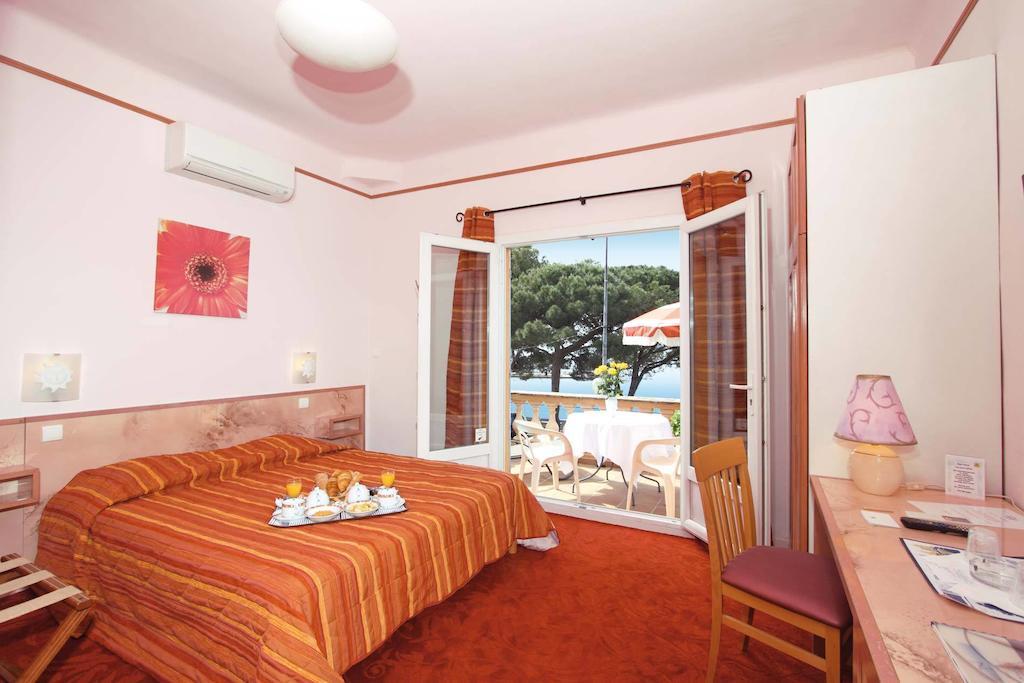 Hotel Le Provencal Logishotels Les Issambres Oda fotoğraf